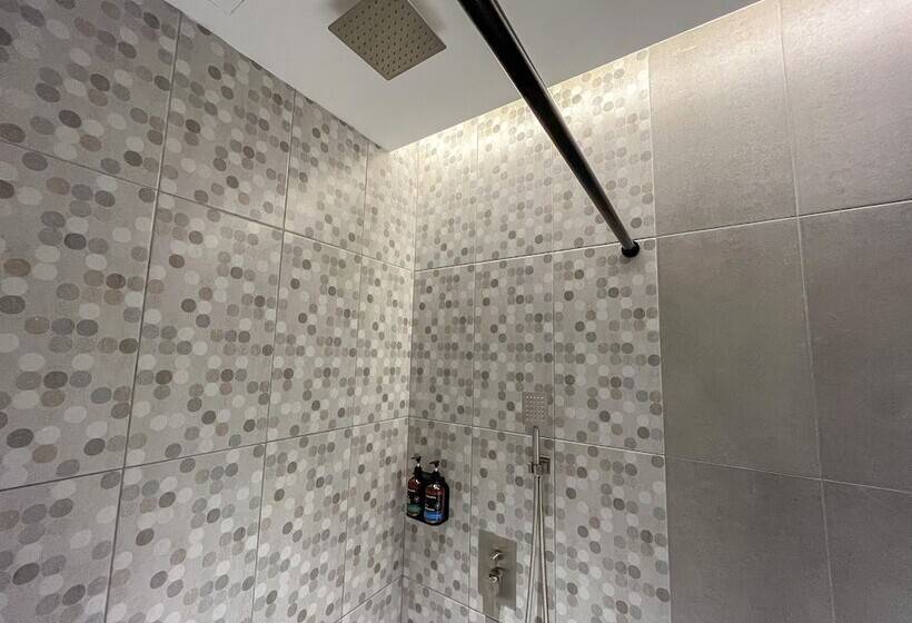 اتاق لوکس خانوادگی, Apple 1 Hotel Queensbay
