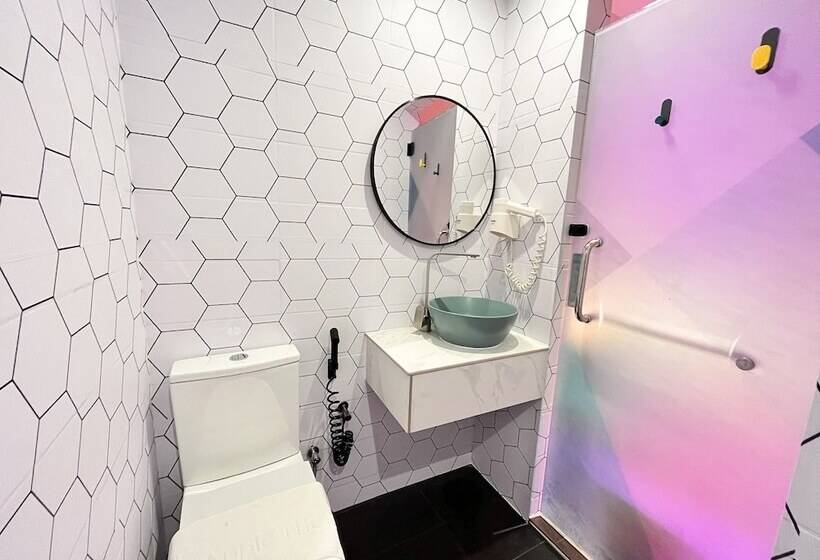 חדר רומנטי, Apple 1 Hotel Queensbay