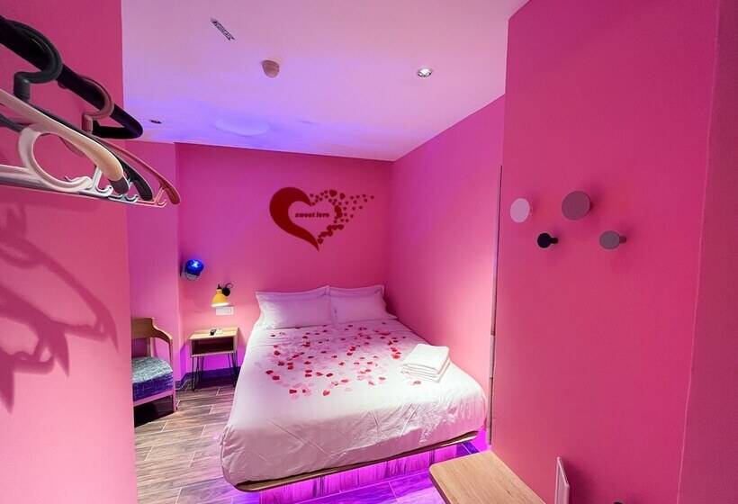 חדר רומנטי, Apple 1 Hotel Queensbay