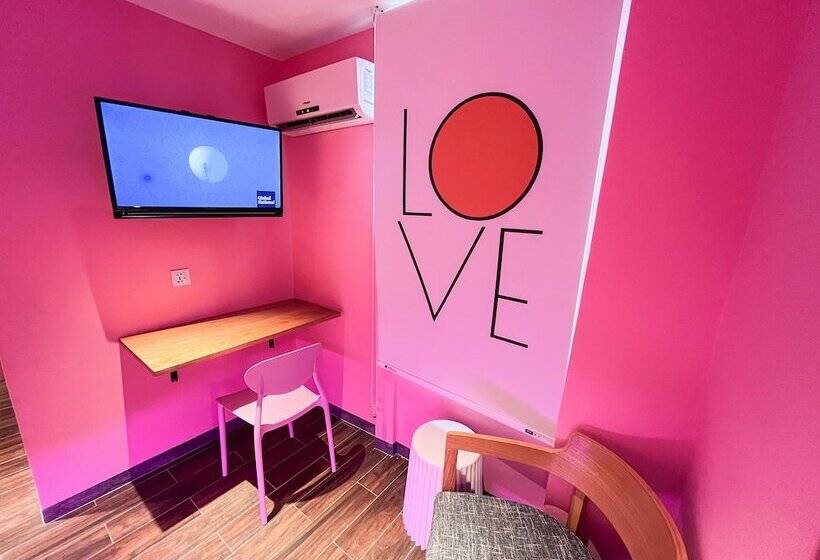 اتاق رمانتیک, Apple 1 Hotel Queensbay