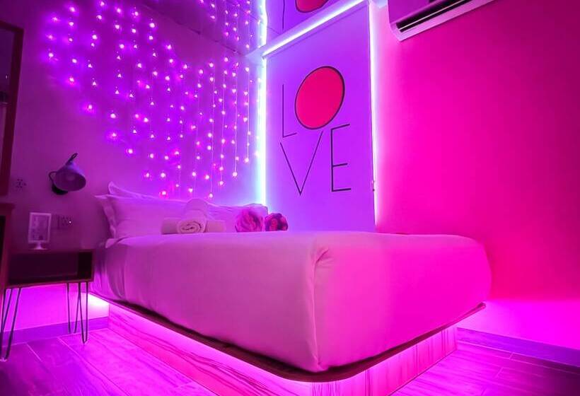 חדר רומנטי, Apple 1 Hotel Queensbay