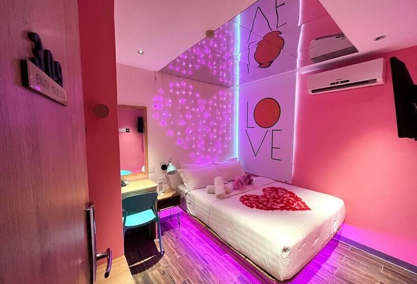 اتاق رمانتیک, Apple 1 Hotel Queensbay