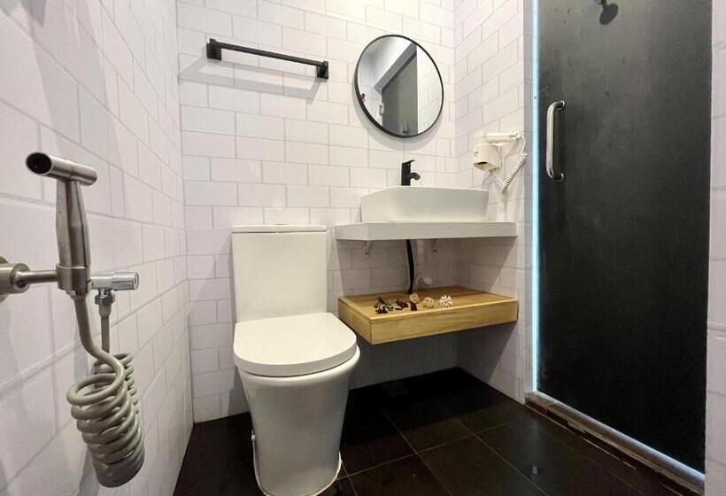 חדר משפחתי, Apple 1 Hotel Queensbay