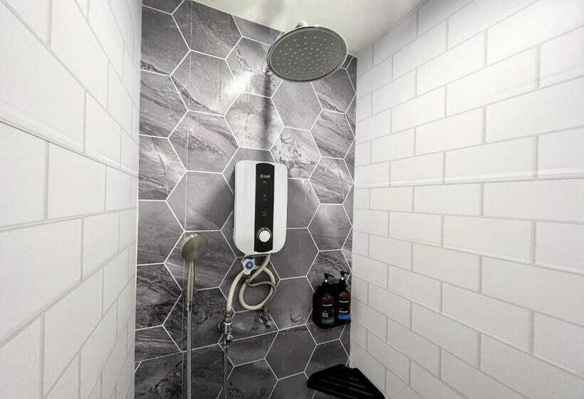 חדר משפחתי, Apple 1 Hotel Queensbay