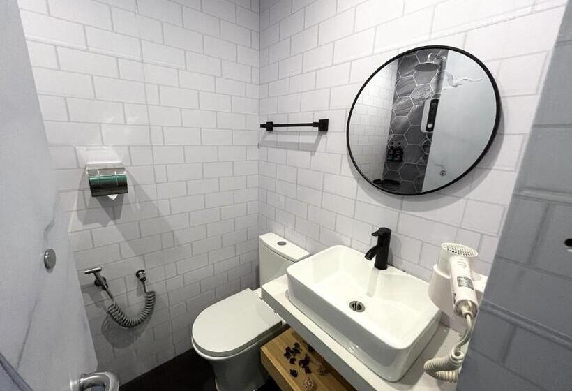 חדר משפחתי, Apple 1 Hotel Queensbay