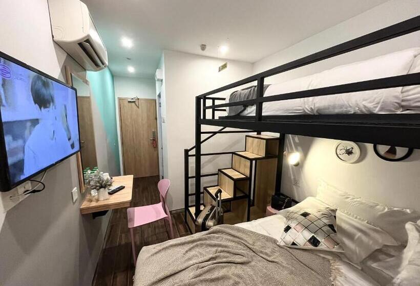 חדר משפחתי, Apple 1 Hotel Queensbay