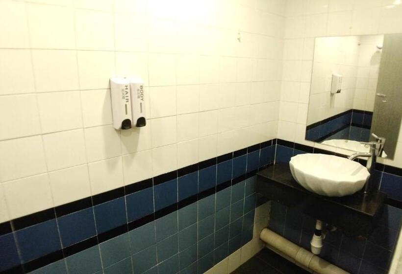 חדר משפחתי, Apple 1 Hotel Queensbay