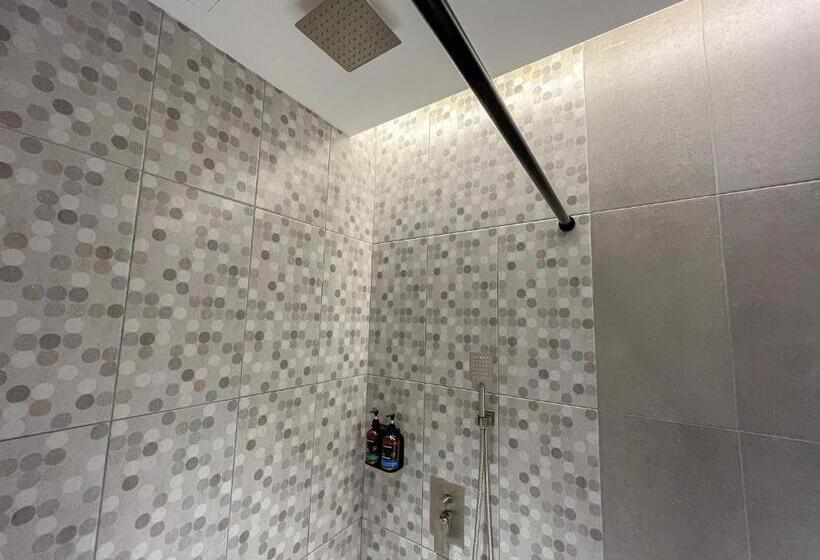 اتاق لوکس خانوادگی, Apple 1 Hotel Queensbay