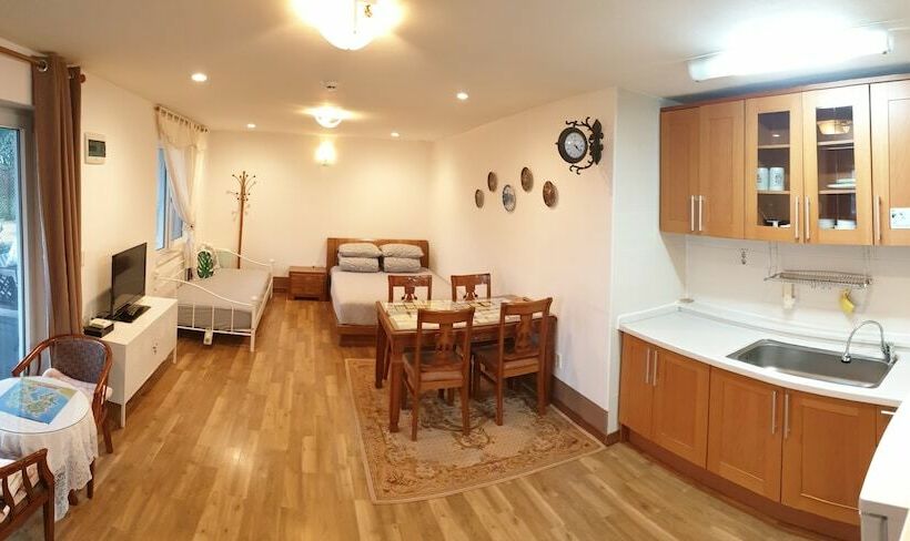 إستوديو قياسى مطلّ علي الحديقة, Namhae Neuhaus