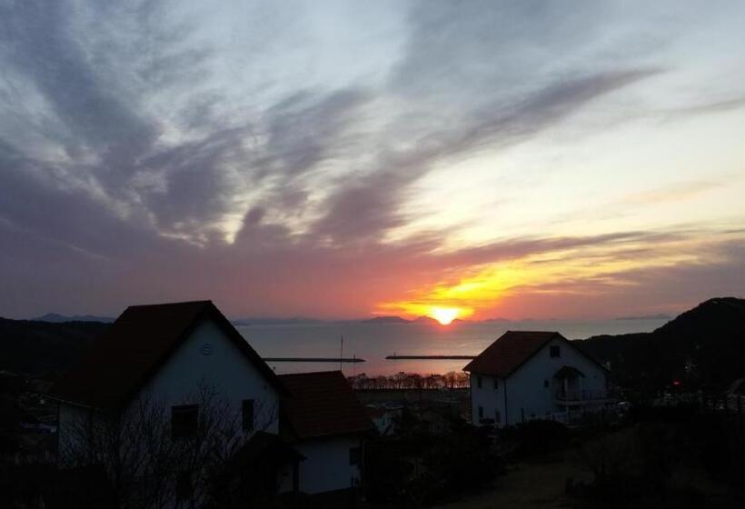 إستوديو قياسى مطلّ علي الحديقة, Namhae Neuhaus