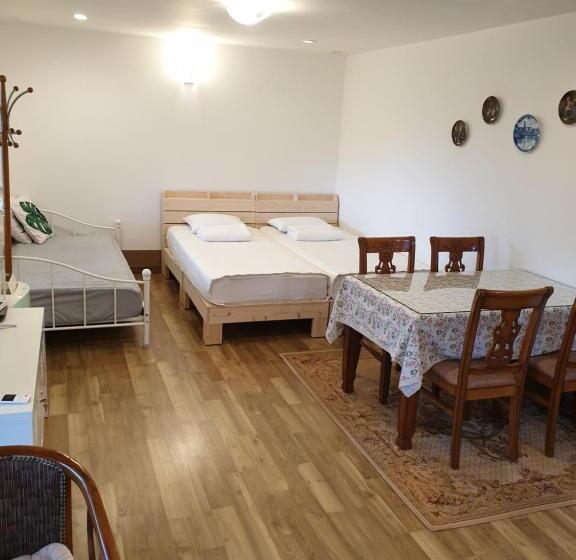 إستوديو قياسى مطلّ علي الحديقة, Namhae Neuhaus