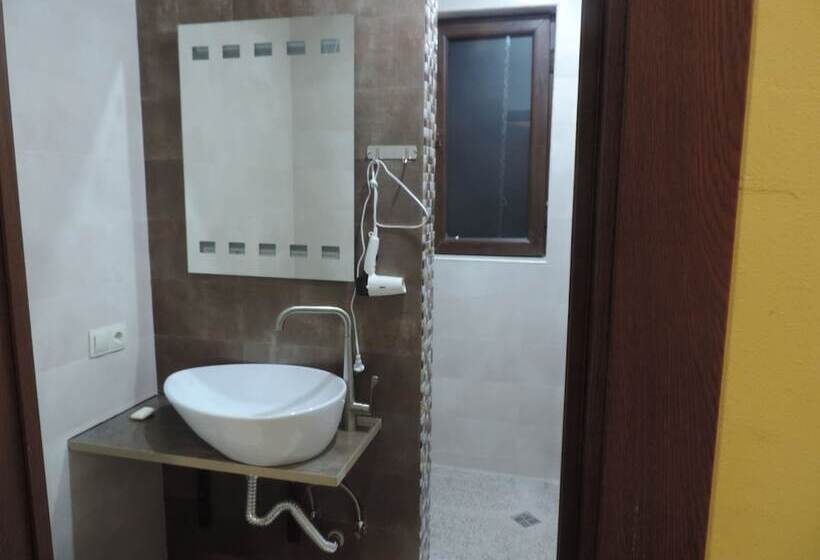 اتاق خانوادگی با چشمانداز کوه, Villa Del Mar