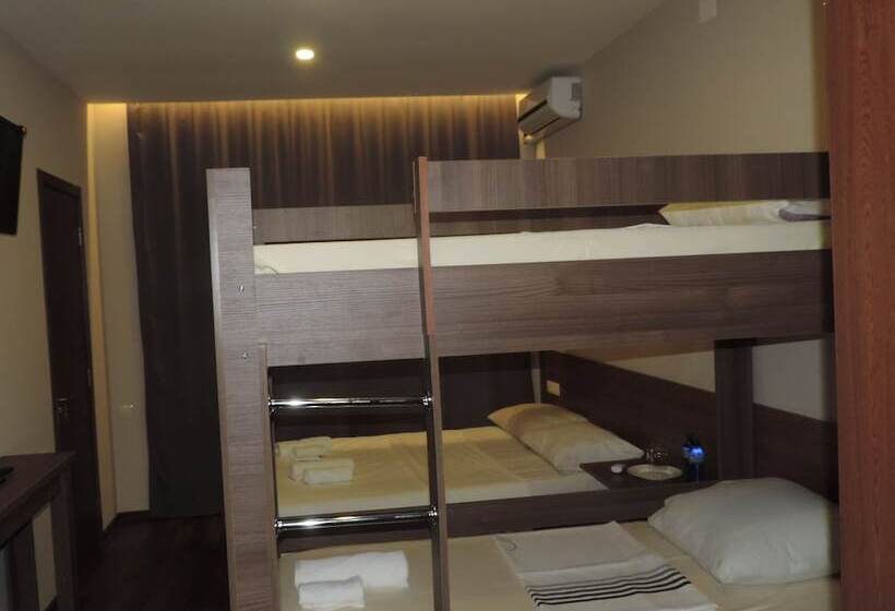 اتاق خانوادگی با چشمانداز کوه, Villa Del Mar