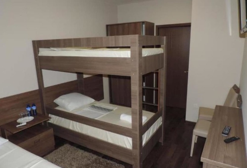 اتاق خانوادگی با چشمانداز کوه, Villa Del Mar