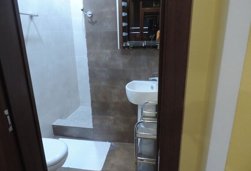 اتاق خانوادگی با چشمانداز کوه, Villa Del Mar