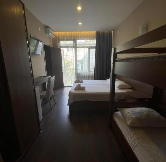 اتاق خانوادگی با چشمانداز کوه, Villa Del Mar