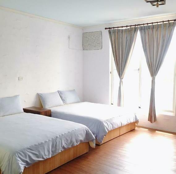 اتاق کلاسیک چهارنفره, Summer Colour B&b