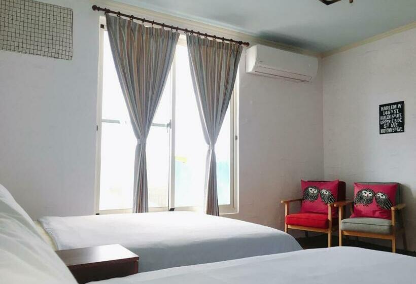 اتاق کلاسیک چهارنفره, Summer Colour B&b