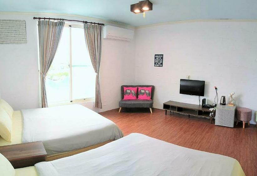 اتاق کلاسیک چهارنفره, Summer Colour B&b