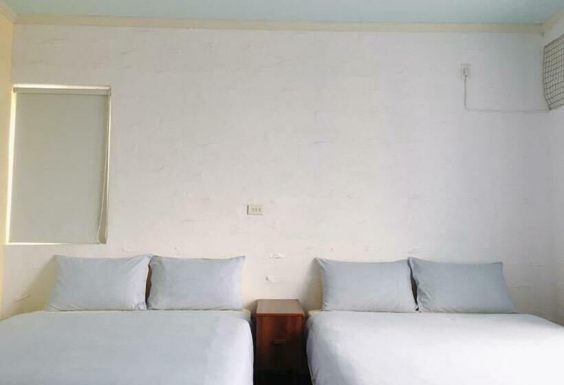 اتاق کلاسیک چهارنفره, Summer Colour B&b