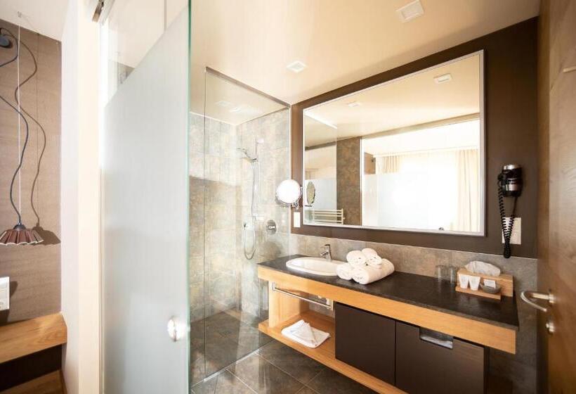 جناح جونيور, Der Wilde Eder