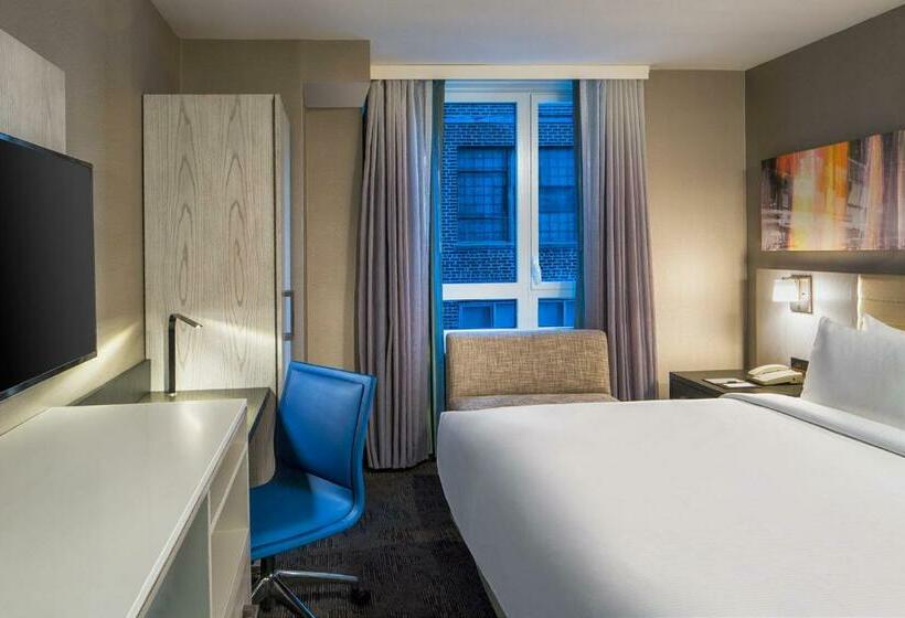 适合残疾人士使用的带超级大床的标准间, Doubletree By Hilton  New York Times Square West