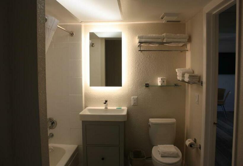 جناح, Grand Shores West