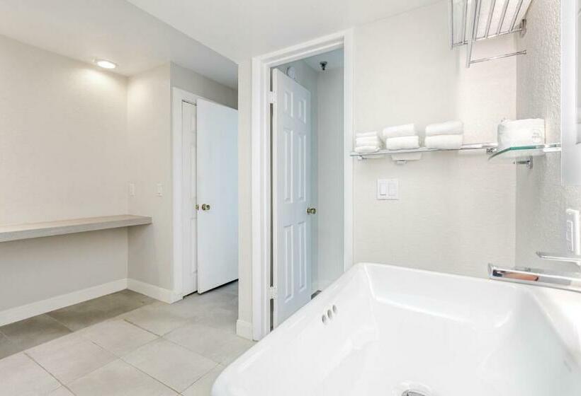 جناح, Grand Shores West