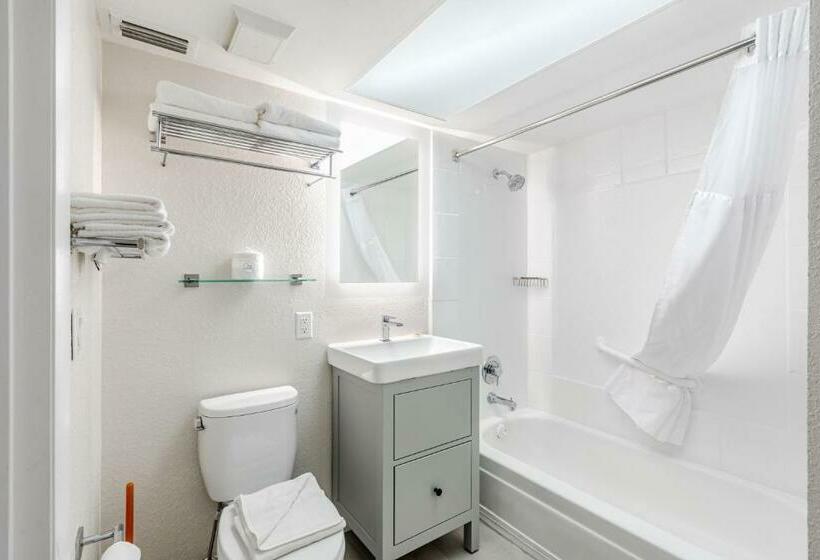 جناح, Grand Shores West