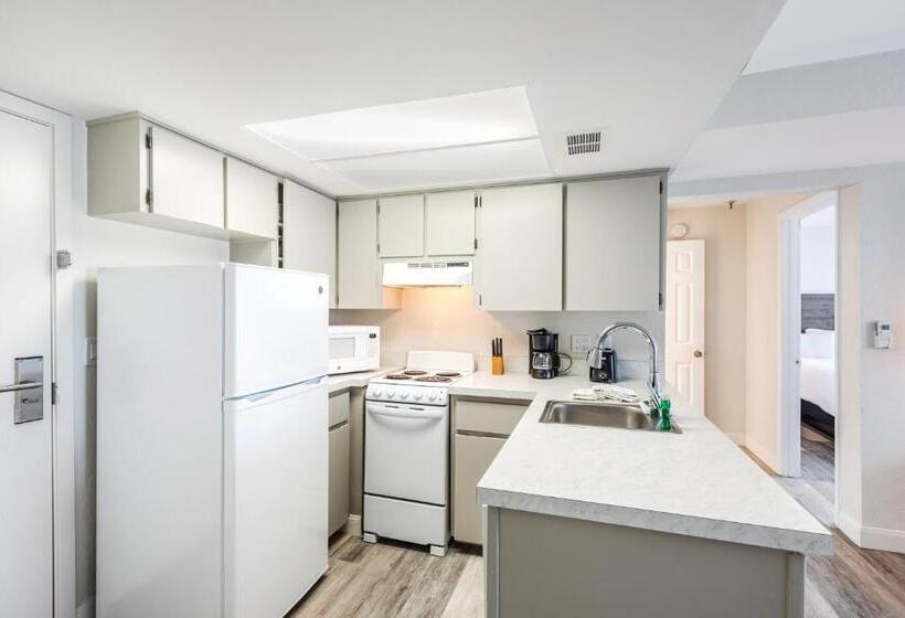 جناح, Grand Shores West