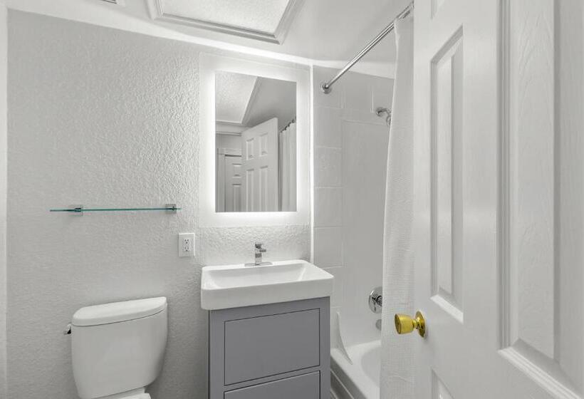 إستوديو قياسى ذو إطلالة, Grand Shores West