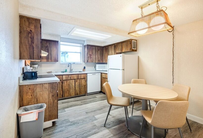 جناح, Grand Shores West