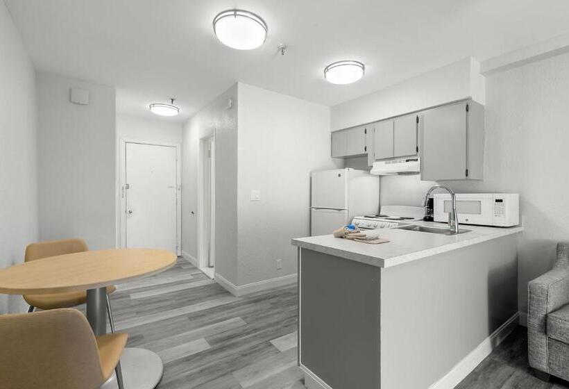 إستوديو قياسى ذو إطلالة, Grand Shores West