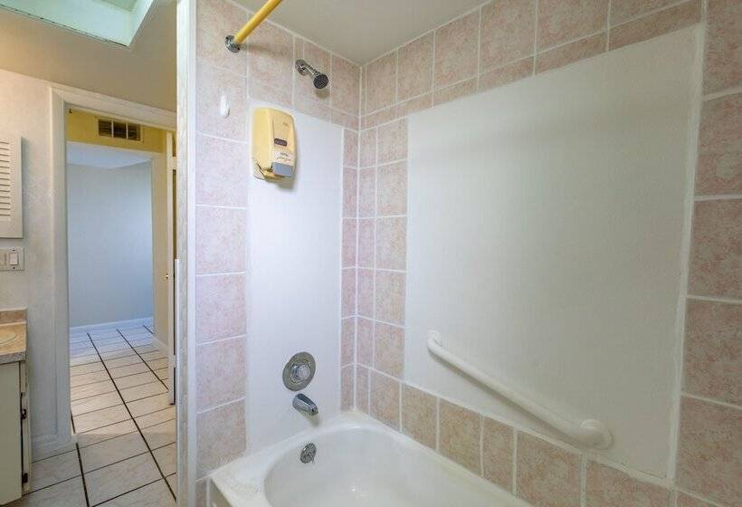 جناح, Grand Shores West