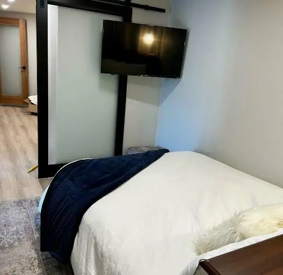 Deluxe-studio, New Modern Apt W/pool & Hot Tub In Nature