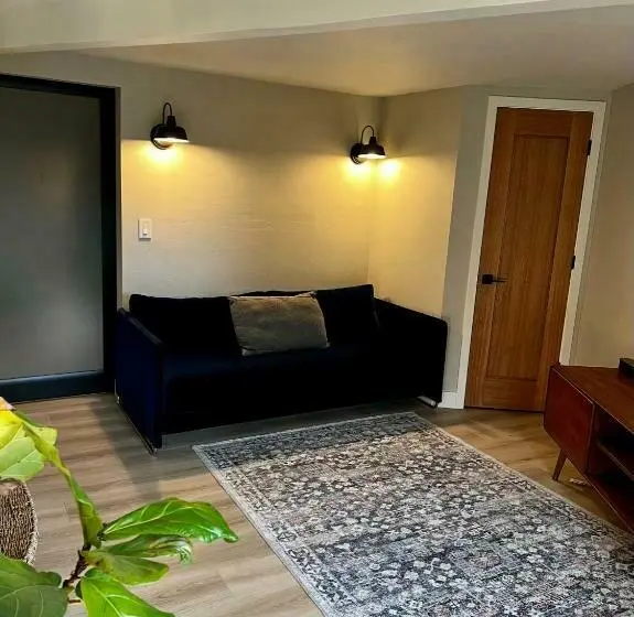 Deluxe-studio, New Modern Apt W/pool & Hot Tub In Nature