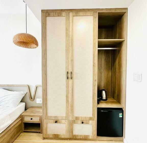 اتاق سوپریور, Lily House