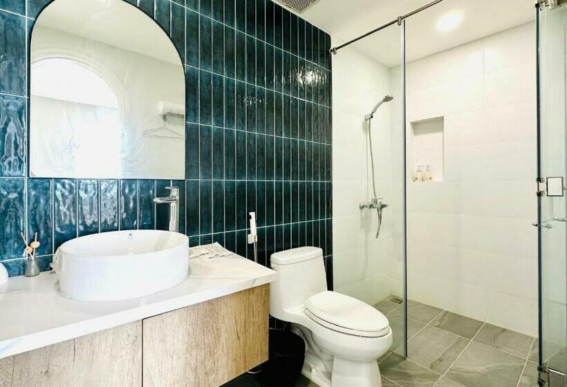 اتاق لوکس با چشم‌انداز دریا, Lily House