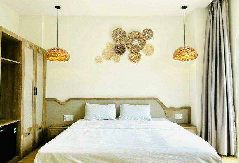 اتاق لوکس با چشم‌انداز دریا, Lily House