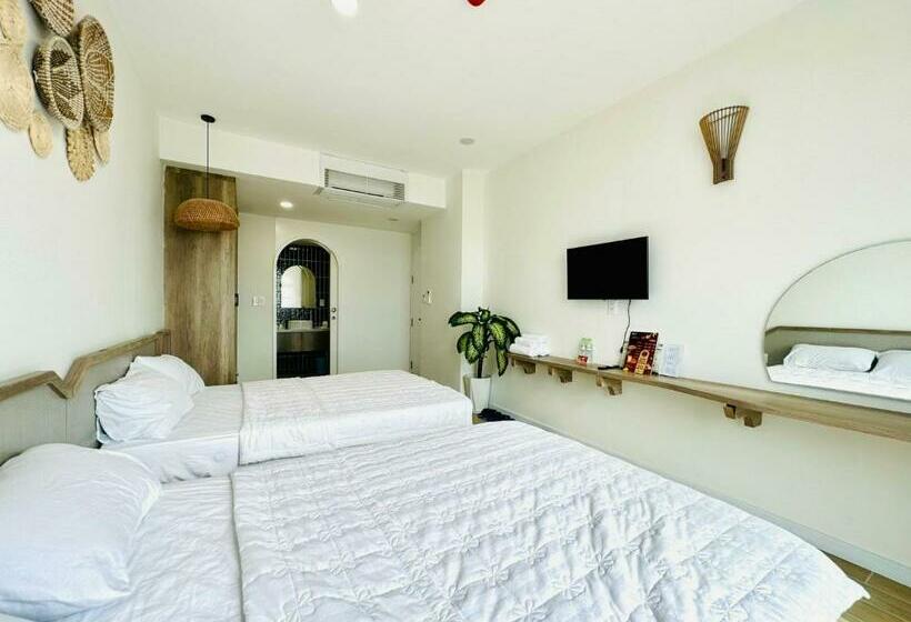 اتاق خانوادگی با چشم‌انداز دریا, Lily House