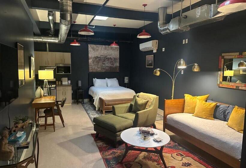 استودیوی استاندارد, Violetsuitespdx