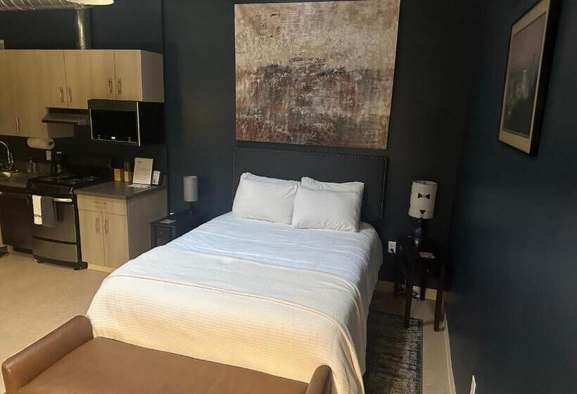 استودیوی استاندارد, Violetsuitespdx