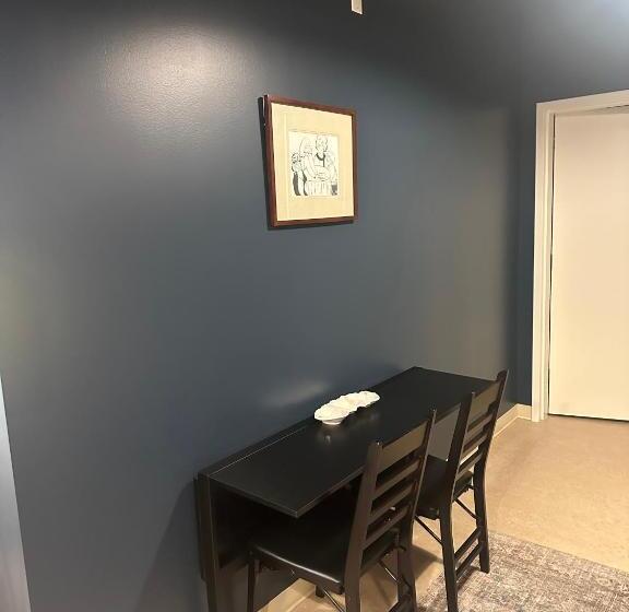 استودیوی استاندارد, Violetsuitespdx