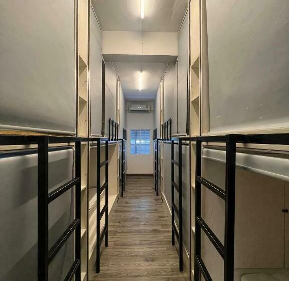 تختخواب در اتاق مشترک, Comfy Crib Hostel