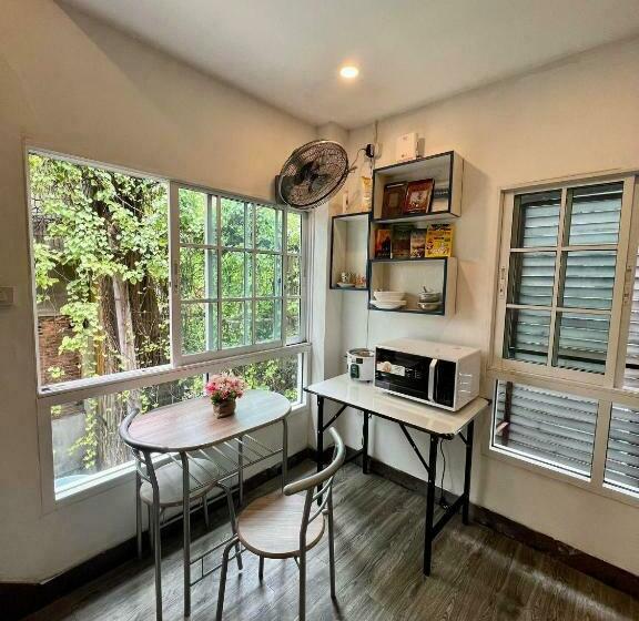 تختخواب در اتاق مشترک, Comfy Crib Hostel