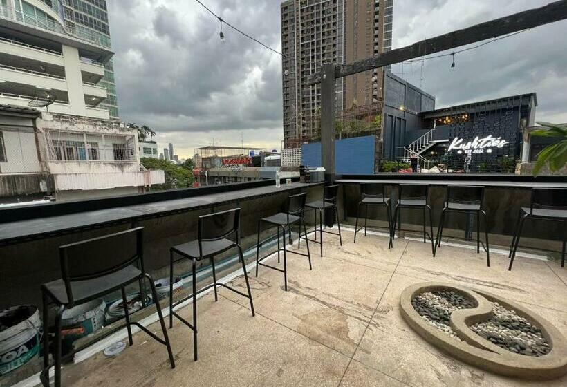 اتاق لوکس, Comfy Crib Hostel