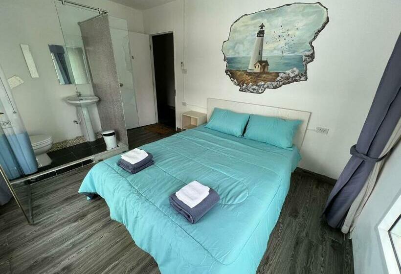 اتاق لوکس, Comfy Crib Hostel