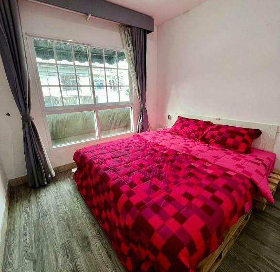 اتاق لوکس, Comfy Crib Hostel