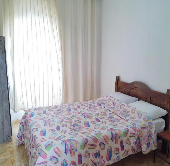 Ekonomik Oda, Hostel Dela