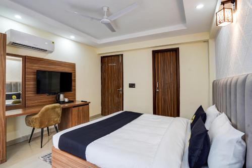 חדר קלאסי לשלושה, Collection O Dm 45